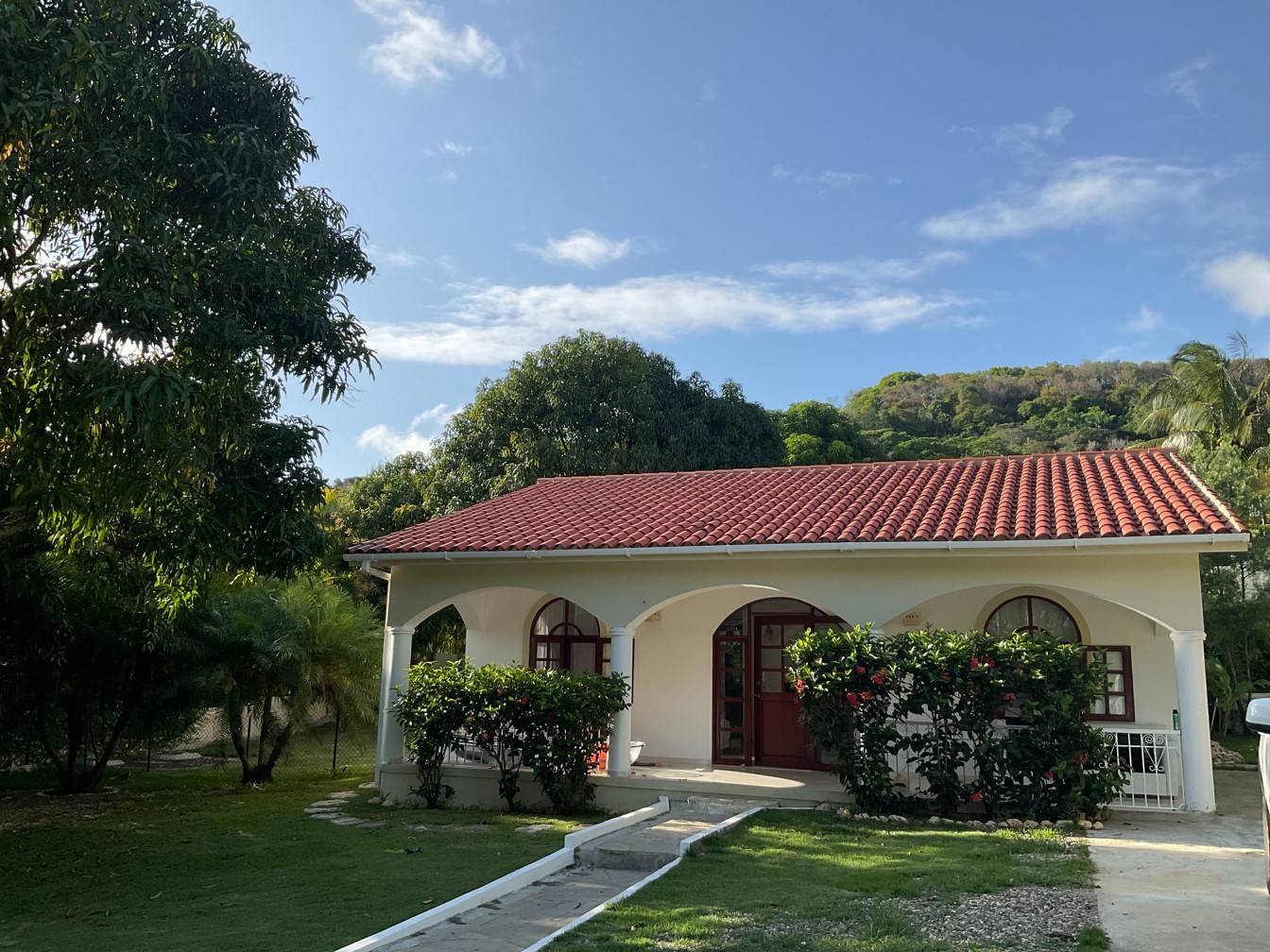 2 Bed House and Separate 1 Bedroom Guest House with Pool