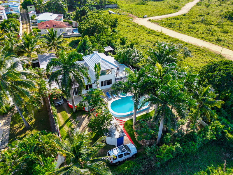 Beautiful villa in Lomas Mironas with a separate apartment
