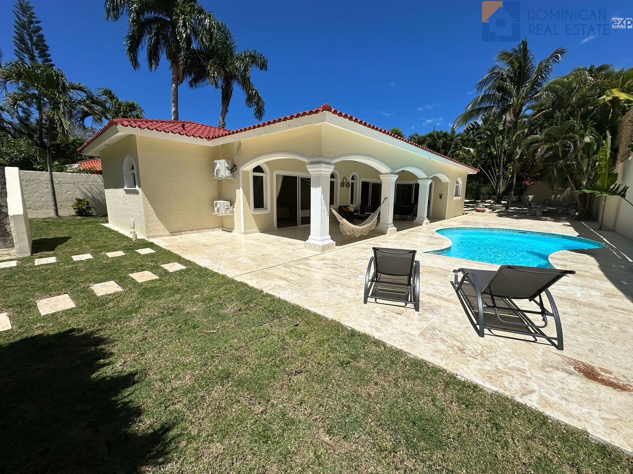 Upgraded 3-Bedroom Luxury Villa – Walk to the Beach